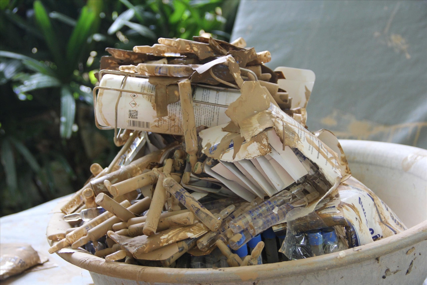 Vật tư y tế lấm lem bùn đất