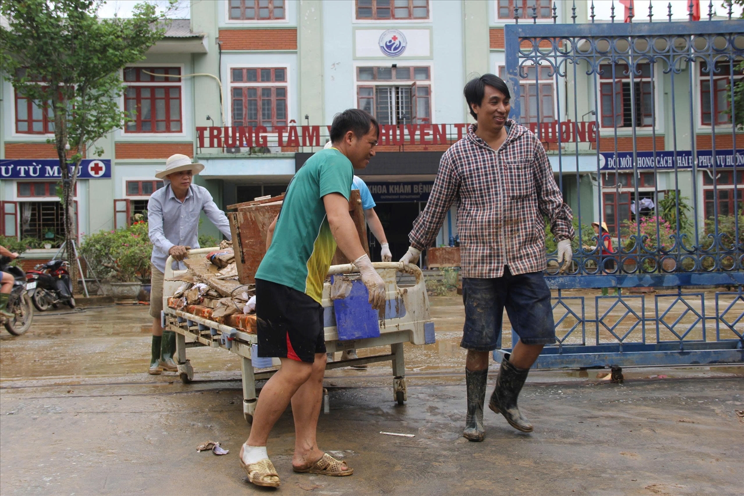 Trung tâm y tế Tương Dương ngổn ngang sau lũ dữ