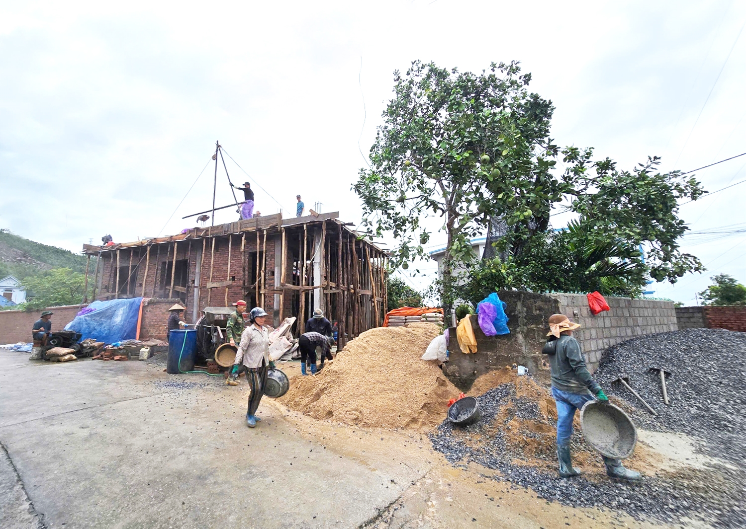 Đẩy mạnh tiến độ xây dựng nhà mới cho người có công bảo đảm an toàn trong mùa mưa bão