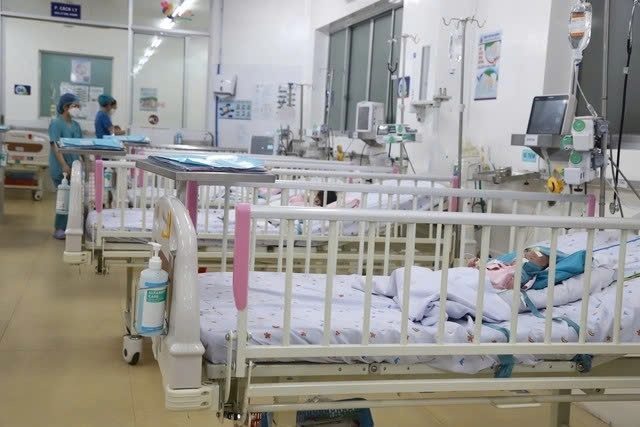 Bệnh nhi điều trị sốt xuất huyết tại Bệnh viện Nhi đồng 1. Ảnh: P.T