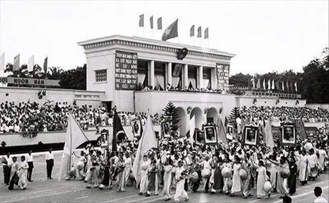 Ngày 2/9/1945, tại Quảng trường Ba Đình, Chủ tịch Hồ Chí Minh đọc Tuyên ngôn Độc lập, khai sinh nước Việt Nam Dân chủ Cộng hòa. Ảnh: TTXVN