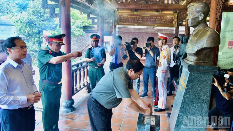 Thủ tướng Phạm Minh Chính dâng hương tưởng niệm Đại tướng Nguyễn Chí Thanh. (Ảnh: THANH GIANG)