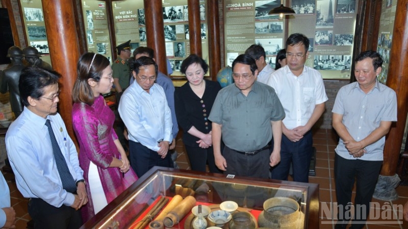 Thủ tướng Phạm Minh Chính nghe giới thiệu về các hiện vật trưng bày trong Bảo tàng Đại tướng Nguyễn Chí Thanh. (Ảnh: THANH GIANG)