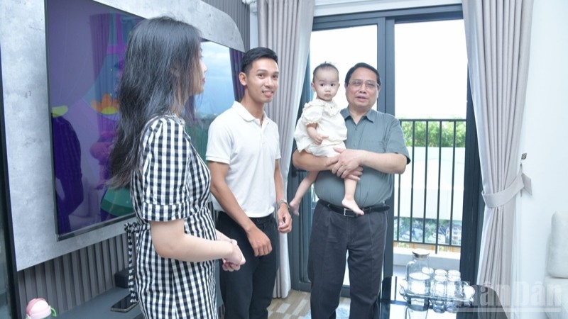 Thủ tướng Phạm Minh Chính thăm một hộ gia đình trong khu nhà ở xã hội ở thành phố Huế. (Ảnh: THANH GIANG)