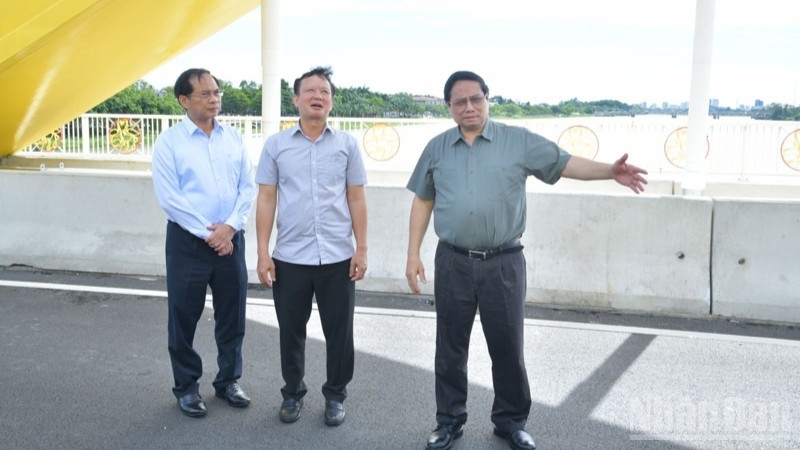 Thủ tướng Phạm Minh Chính thăm công trình cầu Nguyễn Hoàng bắc qua sông Hương ở thành phố Huế. (Ảnh: THANH GIANG)