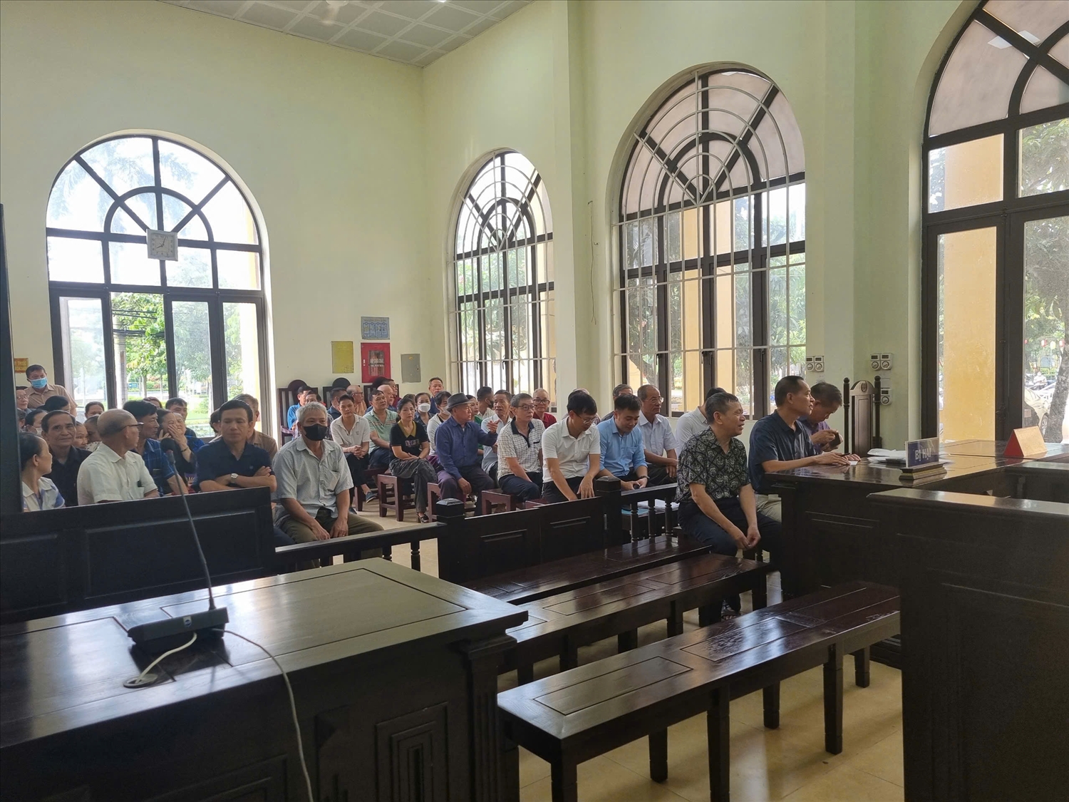 Hàng chục người dân làng Đồng Kỵ đến theo dõi phiên xét xử sơ thẩm trong các ngày 16/7 và 21/7/2025.