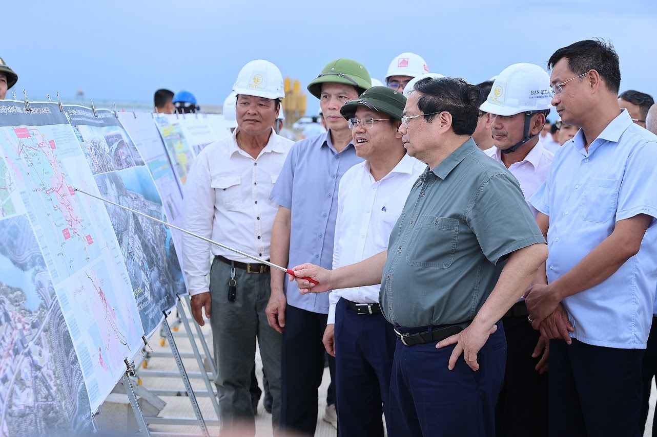 Thủ tướng kiểm tra 3 dự án cao tốc, sân bay, cảng biển trọng điểm tại Quảng Trị- Ảnh 5. Thủ tướng Phạm Minh Chính kiểm tra tiến độ dự án cảng hàng không Quảng Trị - Ảnh: VGP/Nhật Bắc