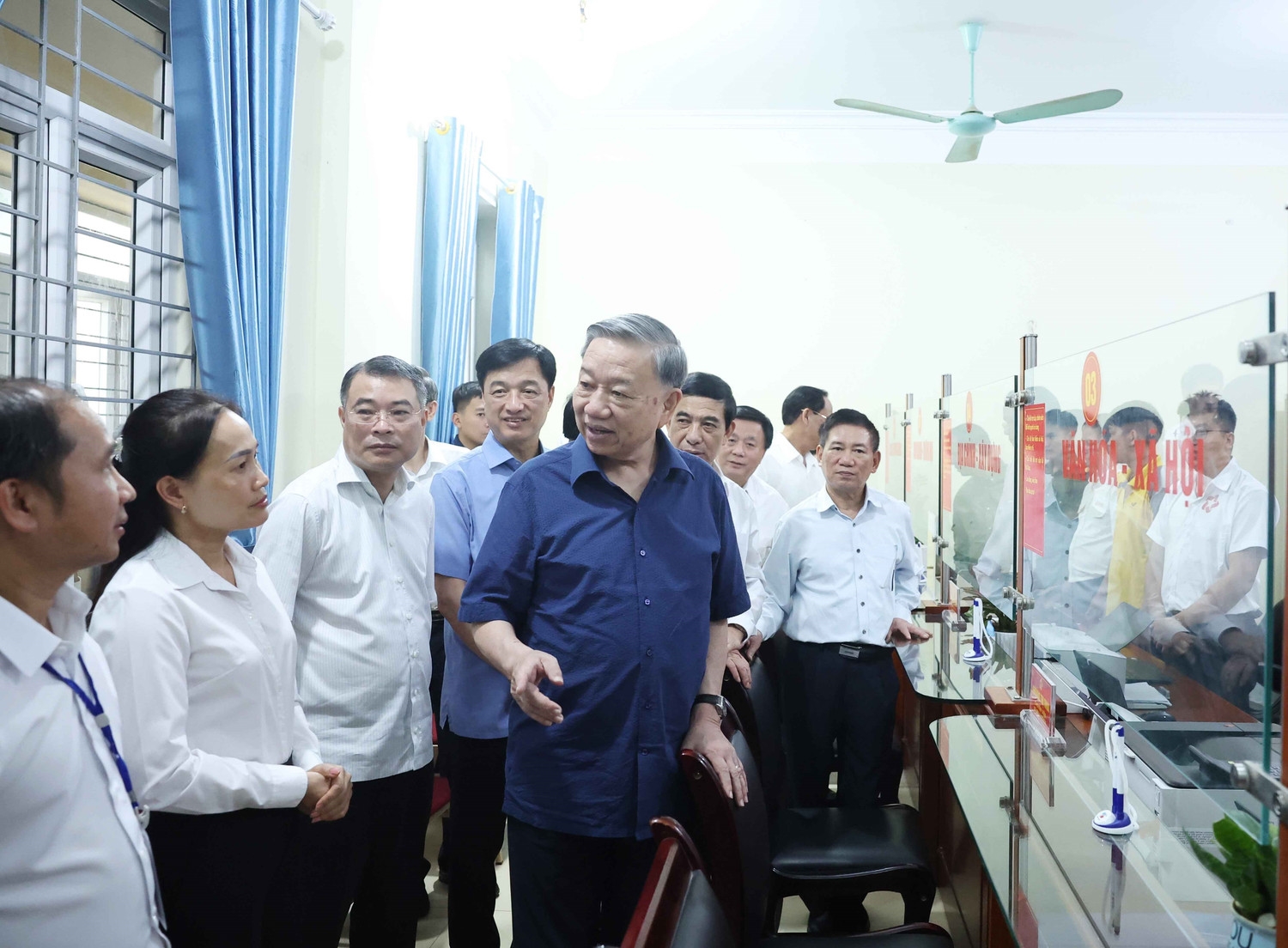 Tổng Bí Thư Tô Lâm thăm kiểm tra Trung tâm phục vụ hành chính công xã Si Pa Phìn, tỉnh Điện Biên. (Ảnh: Thống Nhất – TTXVN)