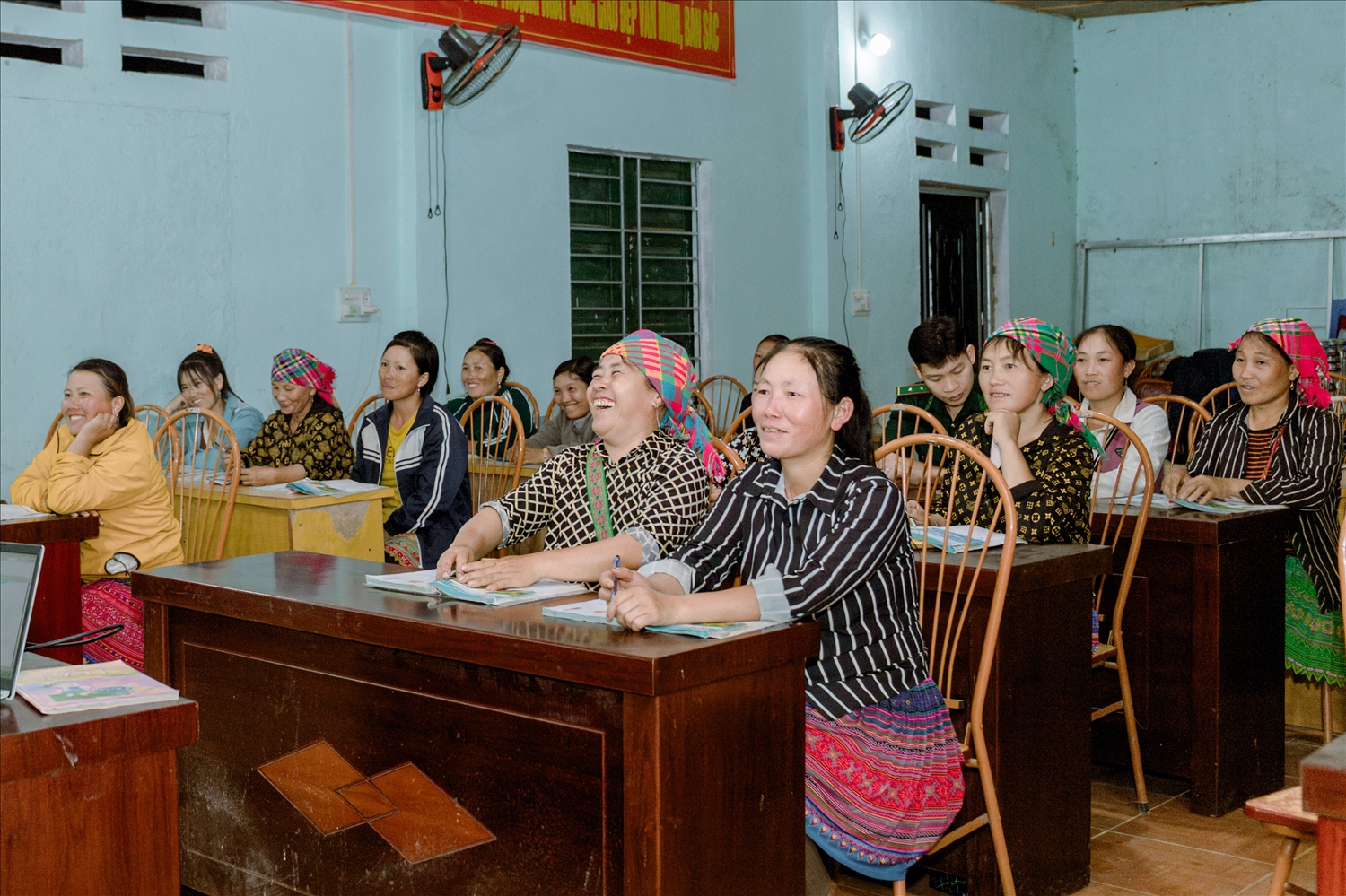 100% số người chưa biết chữ trong thôn Lùng Chin Thượng đều đã đăng ký đi học