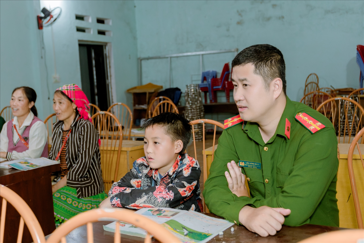 Tại lớp học cũng có những học viên lớn tuổi, các con đều đi làm ăn xa đành phải gửi lại cháu cho ông bà, thế nên cả ông bà cùng các cháu tới lớp