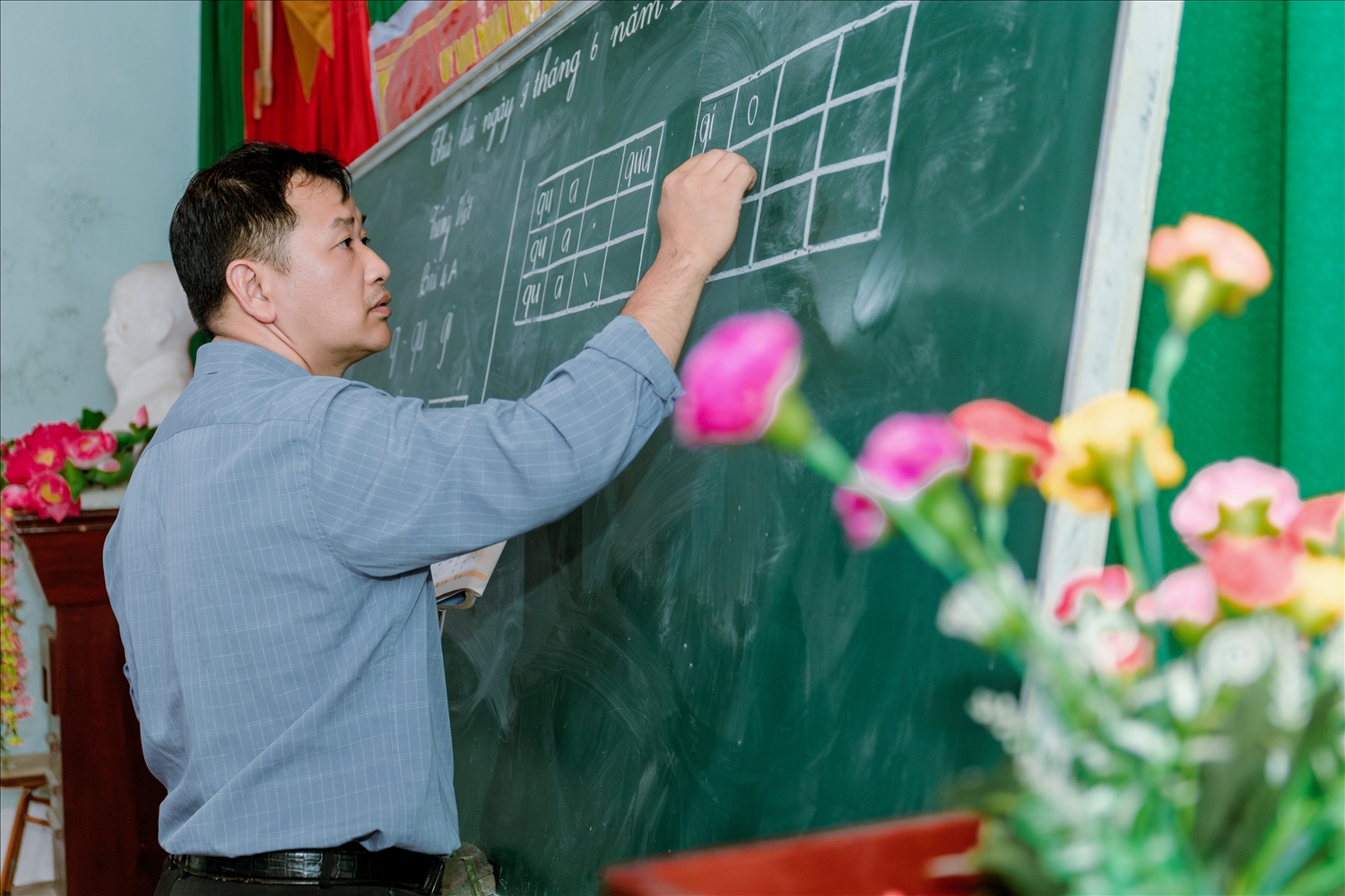 Thầy giáo Nguyễn Chiến Hào, giáo viên Trường PTDTBT TH&THCS Thèn Chu Phìn xung phong làm Chủ nhiệm lớp