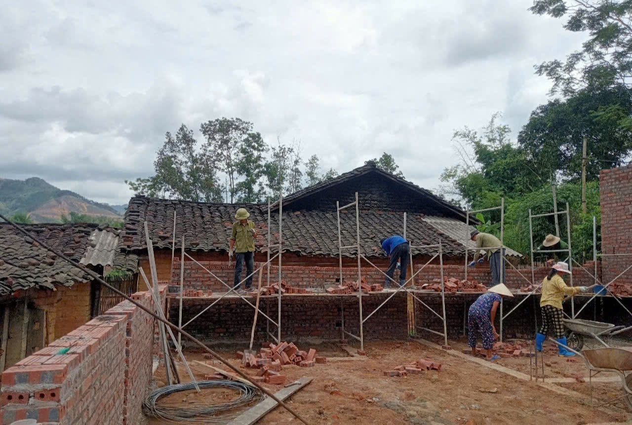 Bà con mỗi người một tay góp sức giúp gia chủ làm những căn nhà mới (Ảnh: Mỹ Dung)