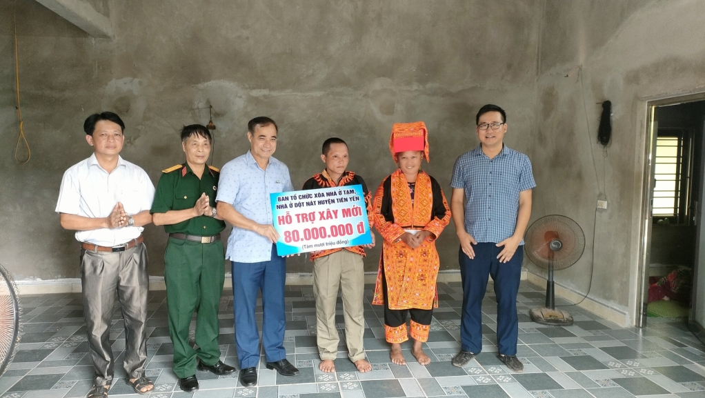 Gia đình anh Chíu Chăn Sềnh, thôn Đoàn Kết, xã Điền Xá nhận kinh phí hỗ trợ xây nhà mới (Ảnh: Mỹ Dung)
