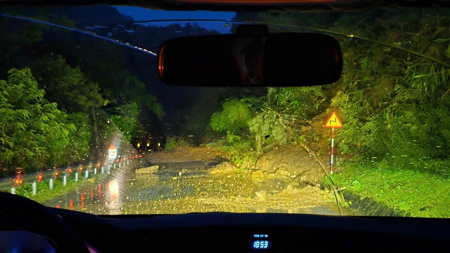 Sạt lở trên quốc lộ 7 tại Km 187