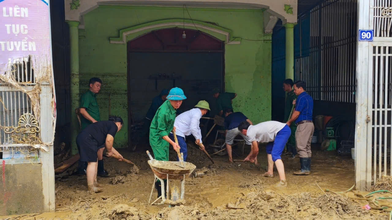 Lực lượng xã Huồi Tụ chi viện sức người hỗ trợ xã Mường Xén khắc phục mưa lũ - Ảnh Thanh Hải