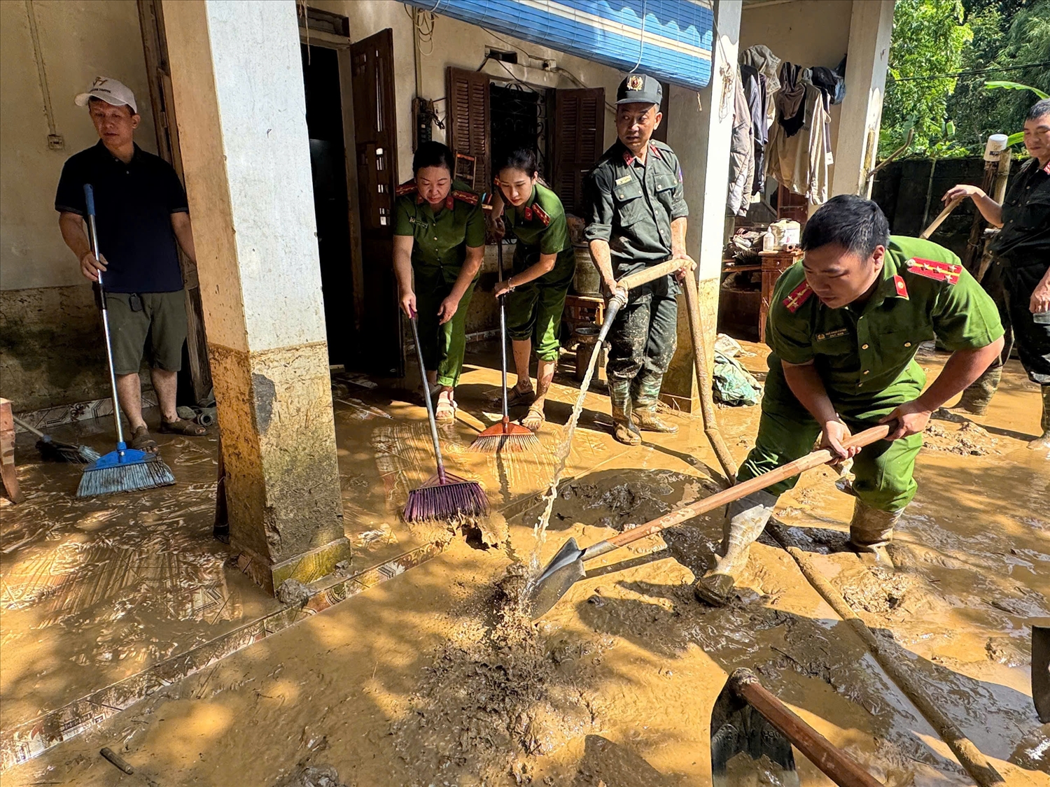 Huy động các lực lượng giúp người dân khắc phục thiệt hại do mưa lũ gây ra (ảnh Trọng Bảo)