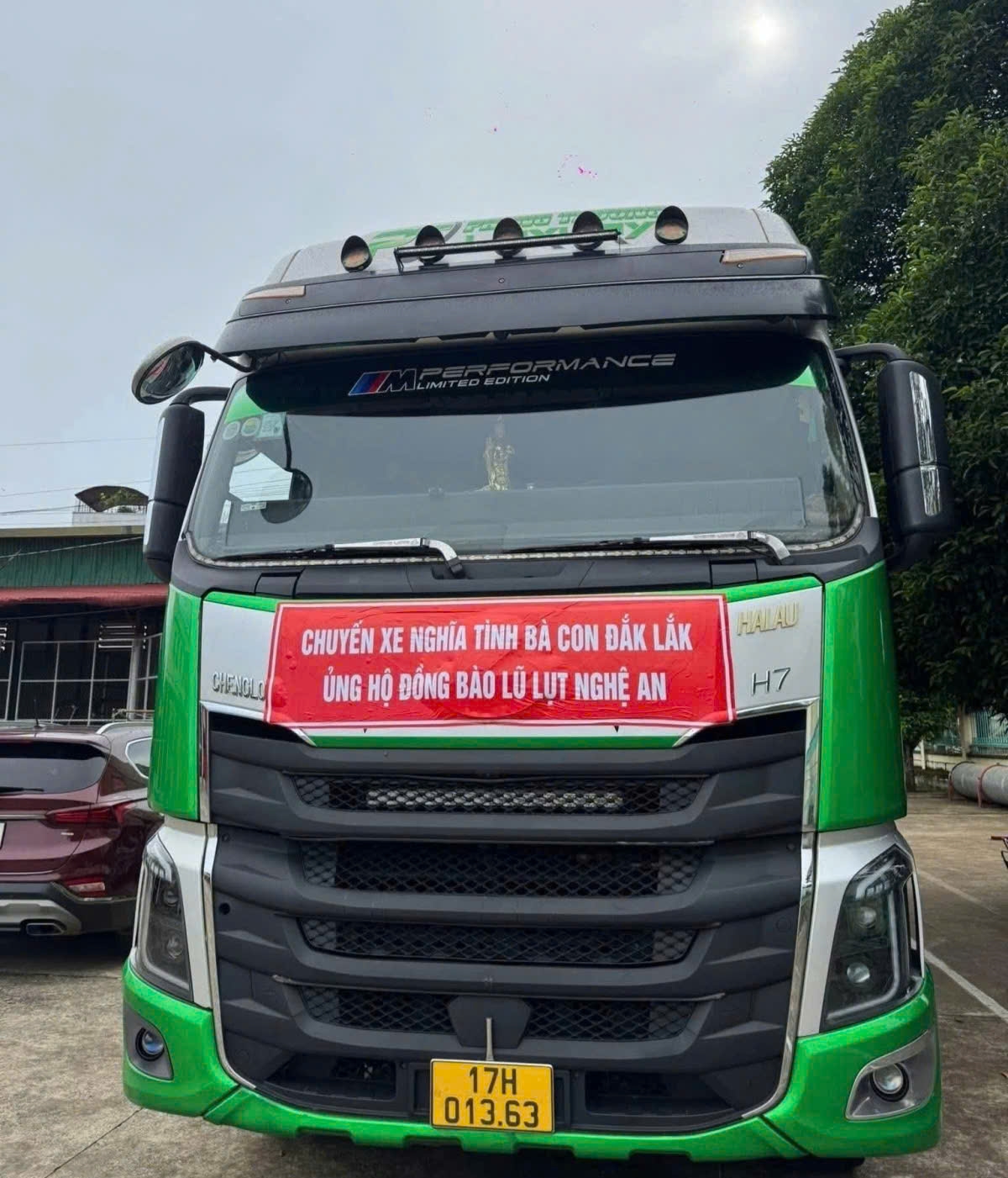 Đặc biệt, xe chở hàng cứu trợ đồng bào bão lụt từ Đắk Lắk cũng đã đến với Nghệ An (Ảnh : CTV)