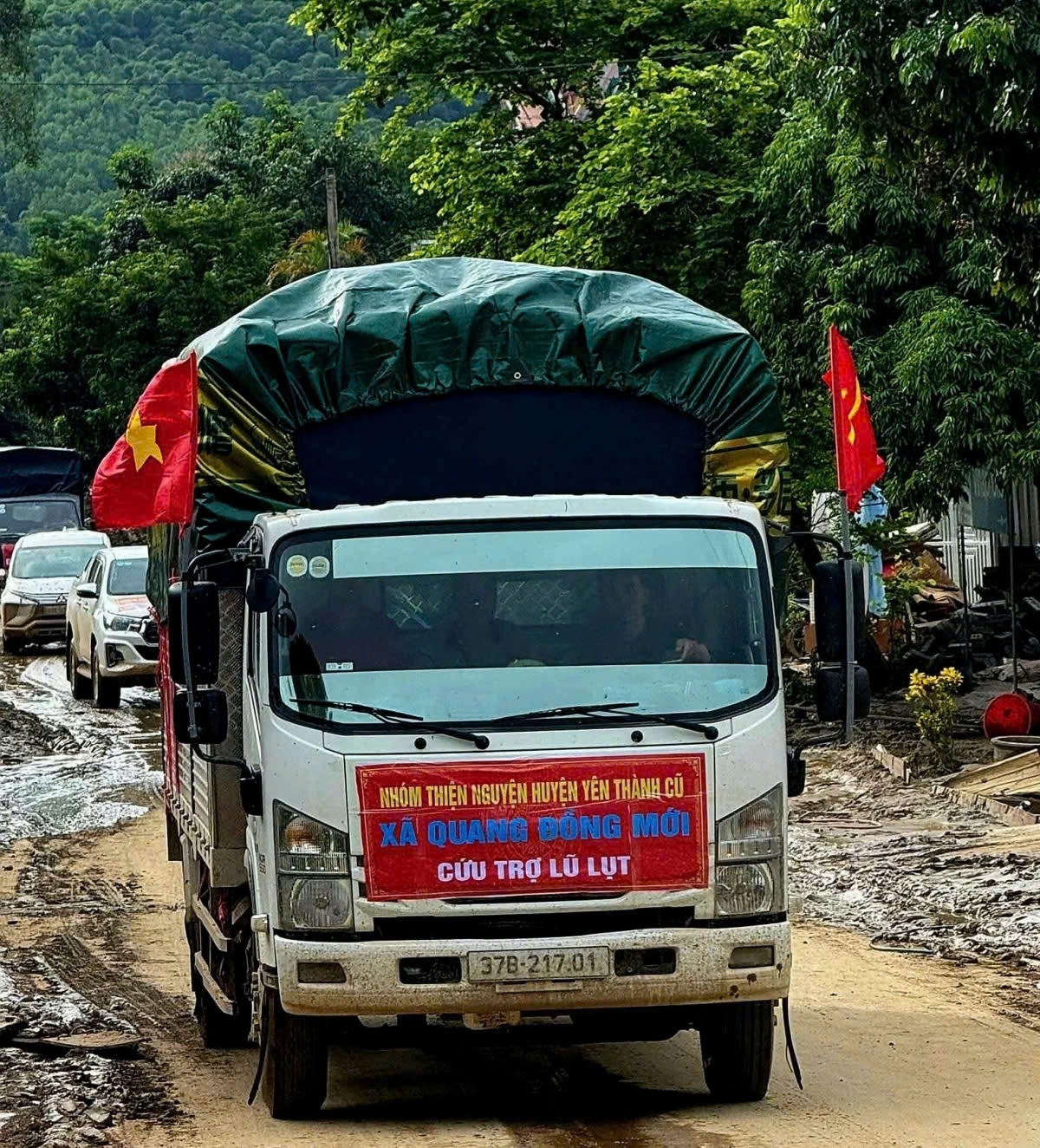 Càng cuối chiều, dòng xe ngược lên miền Tây Nghệ An càng đông (Ảnh: CTV)