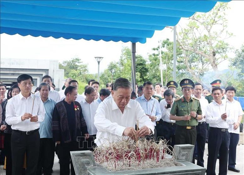 Tổng Bí Thư Tô Lâm dâng hương tưởng niệm Anh hùng, Liệt sĩ tại Đền thờ Liệt sĩ Chiến trường Điện Biên Phủ - Ảnh: TTXVN