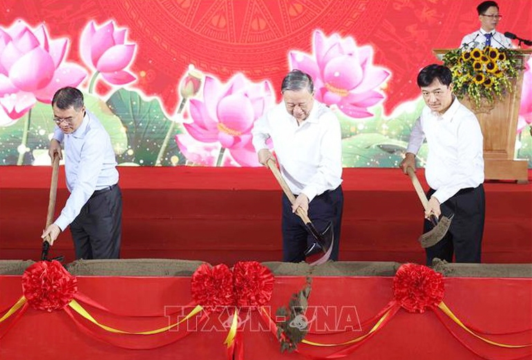 Tổng Bí Thư Tô Lâm thực hiện nghi thức khởi công Trường liên cấp Tiểu học, Trung học cơ sở xã Si Pa Phìn, tỉnh Điện Biên - Ảnh: TTXVN
