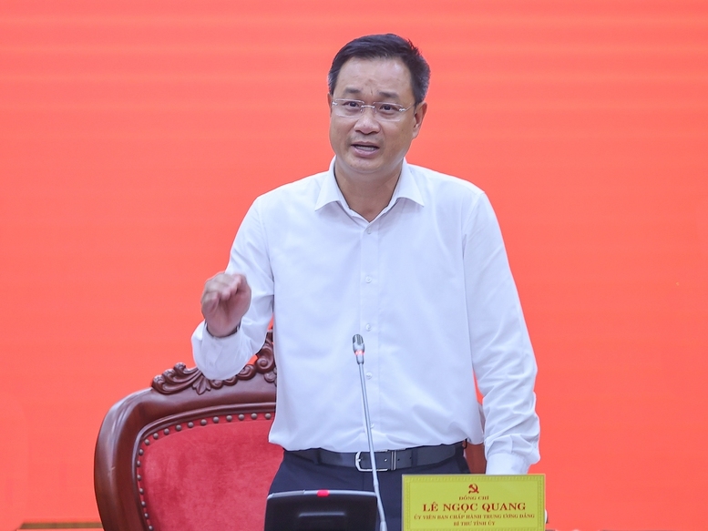 Bí thư Tỉnh ủy Quảng Trị Lê Ngọc Quang báo cáo tại buổi làm việc - Ảnh: VGP/Nhật Bắc
