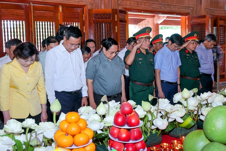 Thủ tướng và các đại biểu kính cẩn nghiêng mình tưởng nhớ, tri ân công lao to lớn của Chủ tịch Hồ Chí Minh vĩ đại, các bậc tiền bối cách mạng, các Anh hùng liệt sĩ - Ảnh: VGP/Nhật Bắc