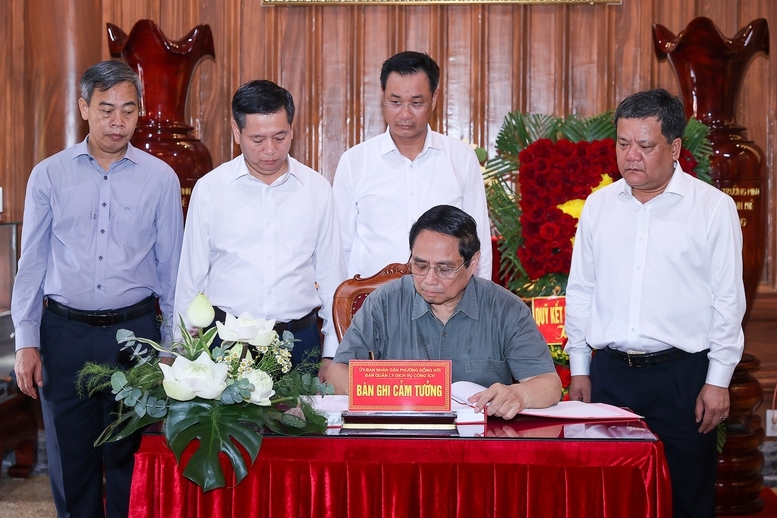 Thủ tướng Phạm Minh Chính ghi lưu bút tại Đền thờ Bác Hồ và các Anh hùng liệt sĩ tại Quảng Trị - Ảnh: VGP/Nhật Bắc