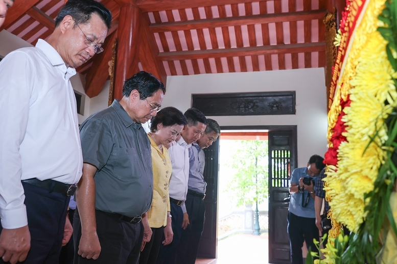 Thủ tướng và đoàn công tác dâng hương, dâng hoa tại Đền tưởng niệm liệt sĩ Trường Sơn bến phà Long Đại (xã Trường Ninh, tỉnh Quảng Trị) - Ảnh: VGP/Nhật Bắc