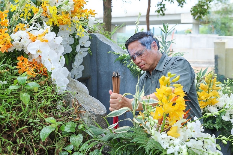 Thủ tướng dâng hương tại di tích lịch sử nơi hy sinh của 16 thanh niên xung phong tại bến phà Long Đại - Ảnh: VGP/Nhật Bắc