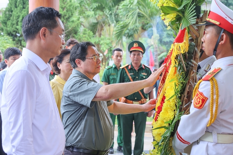 Thủ tướng dâng hoa tại di tích lịch sử nơi hy sinh của 16 thanh niên xung phong tại bến phà Long Đại - Ảnh: VGP/Nhật Bắc