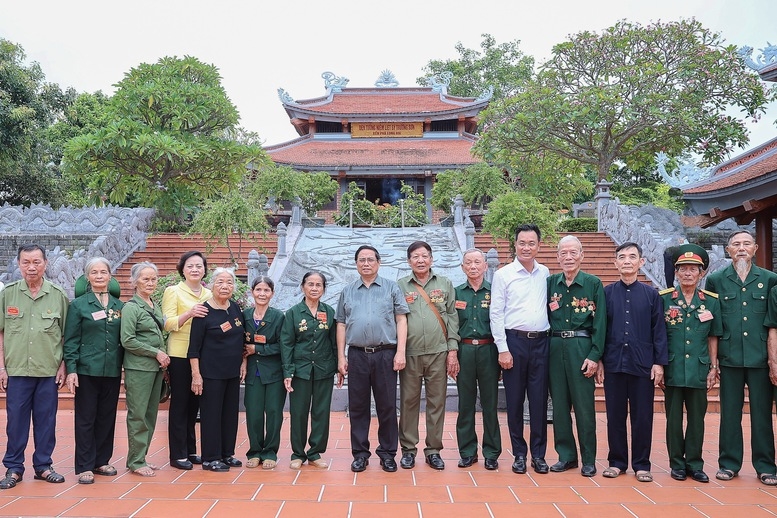 Thủ tướng chụp ảnh lưu niệm cùng các cựu chiến binh, thanh niên xung phong tại Đền tưởng niệm liệt sĩ Trường Sơn bến phà Long Đại - Ảnh: VGP/Nhật Bắc
