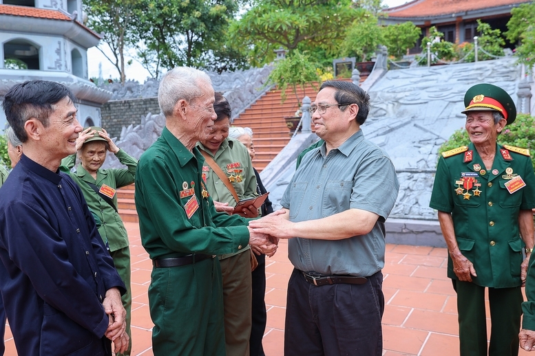 Thủ tướng Phạm Minh Chính thăm hỏi các cựu chiến binh, thanh niên xung phong tại Đền tưởng niệm liệt sĩ Trường Sơn bến phà Long Đại - Ảnh: VGP/Nhật Bắc- Ảnh: VGP/Nhật Bắc