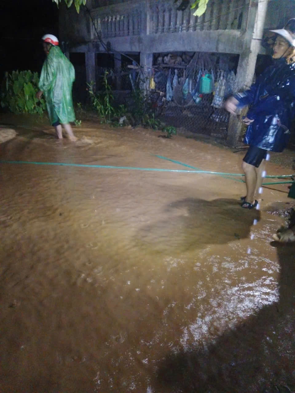 Mưa lớn trong đêm đe dọa tính mạng và tài sản, khiến các hộ dân phải di dời khẩn cấp.Ảnh: VOV