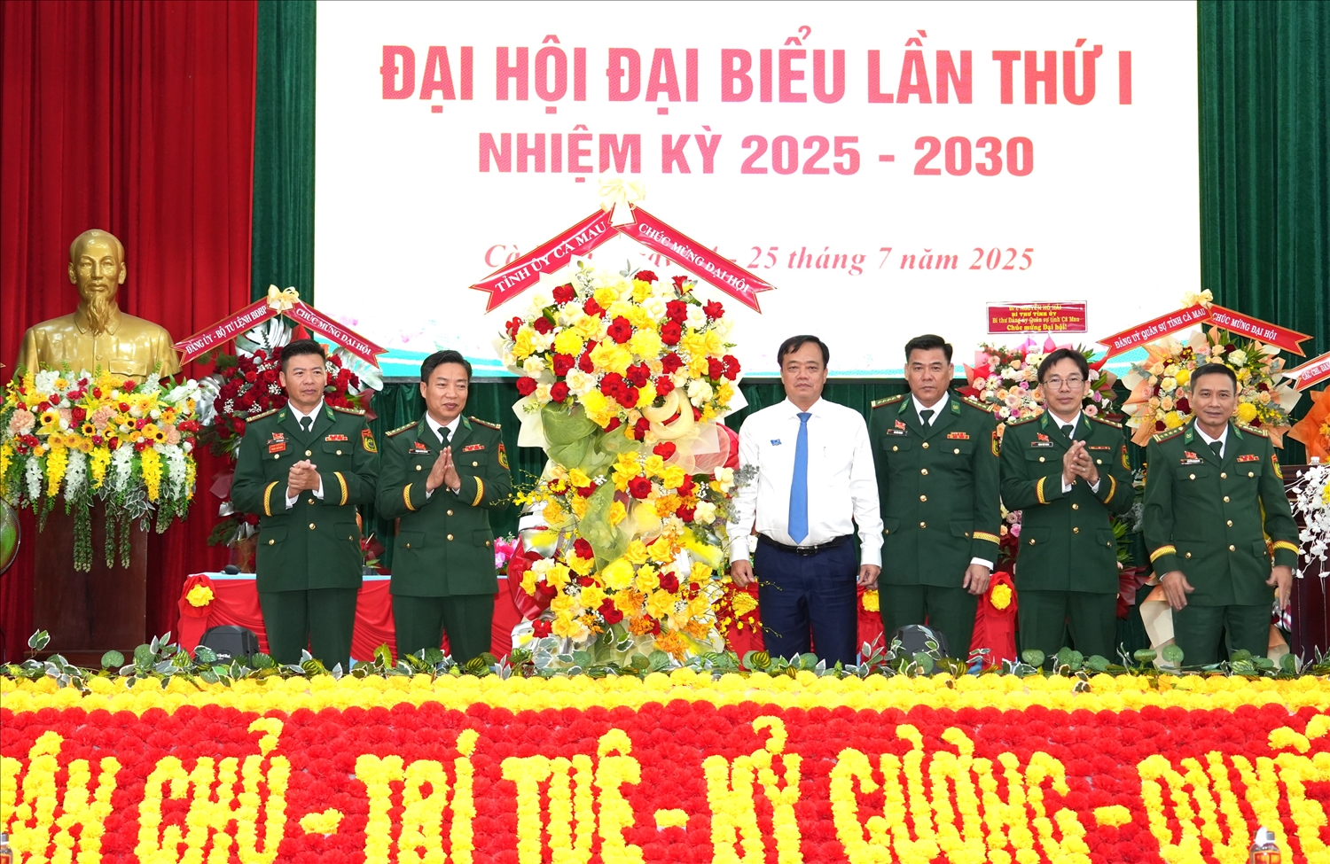 Ông Huỳnh Quốc Việt, Phó Bí thư Thường trực Tỉnh ủy Cà Mau, tặng hoa chúc mừng Đại hội