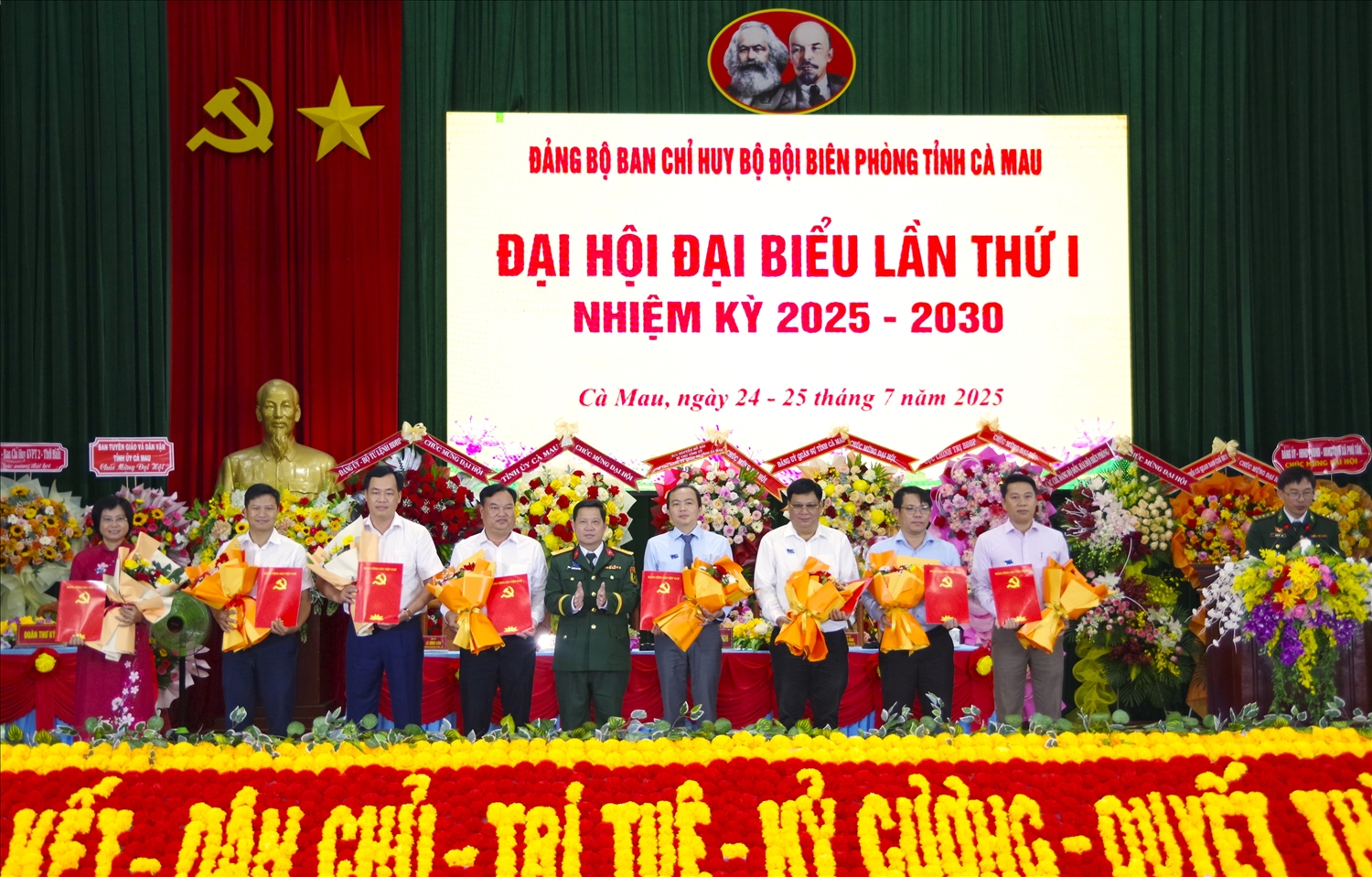 Trao quyết định cho các Phó Bí thư Thường trực các xã biên giới