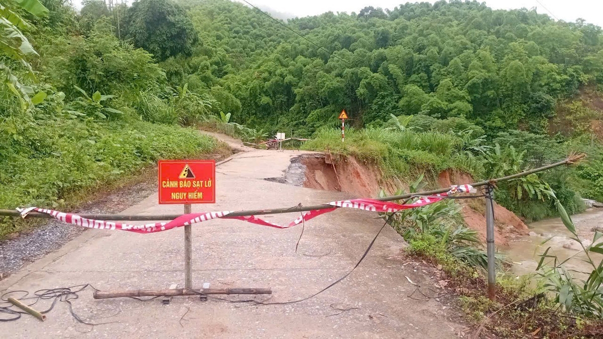 Cảnh báo không cho người dân và phương tiện qua lại tuyến đường bị sạt lở nhằm đảm bảo an toàn.