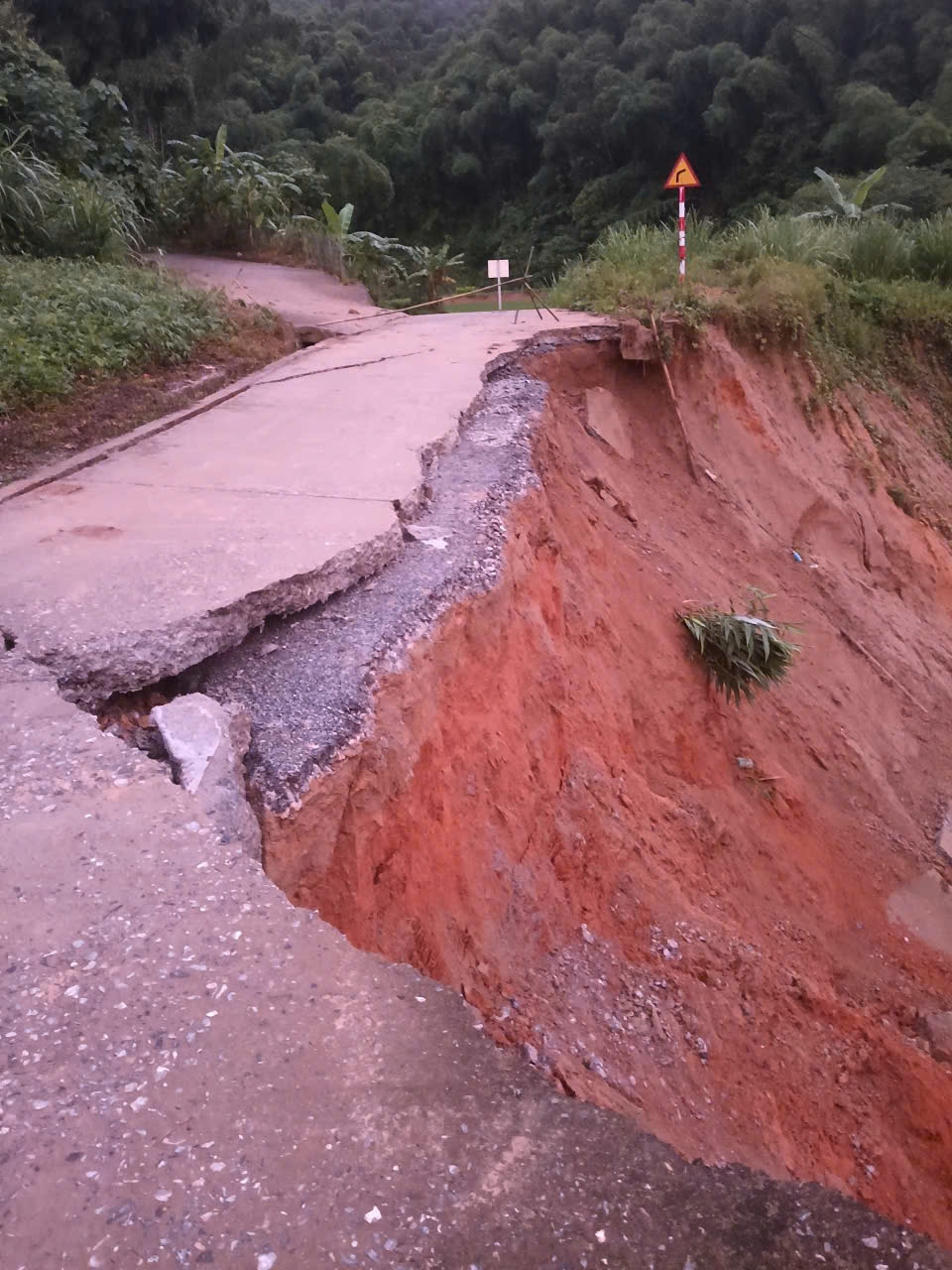 Đoạn đường bị đứt gãy, sạt lở taluy âm nghiêm trọng với chiều dài hơn 100m.