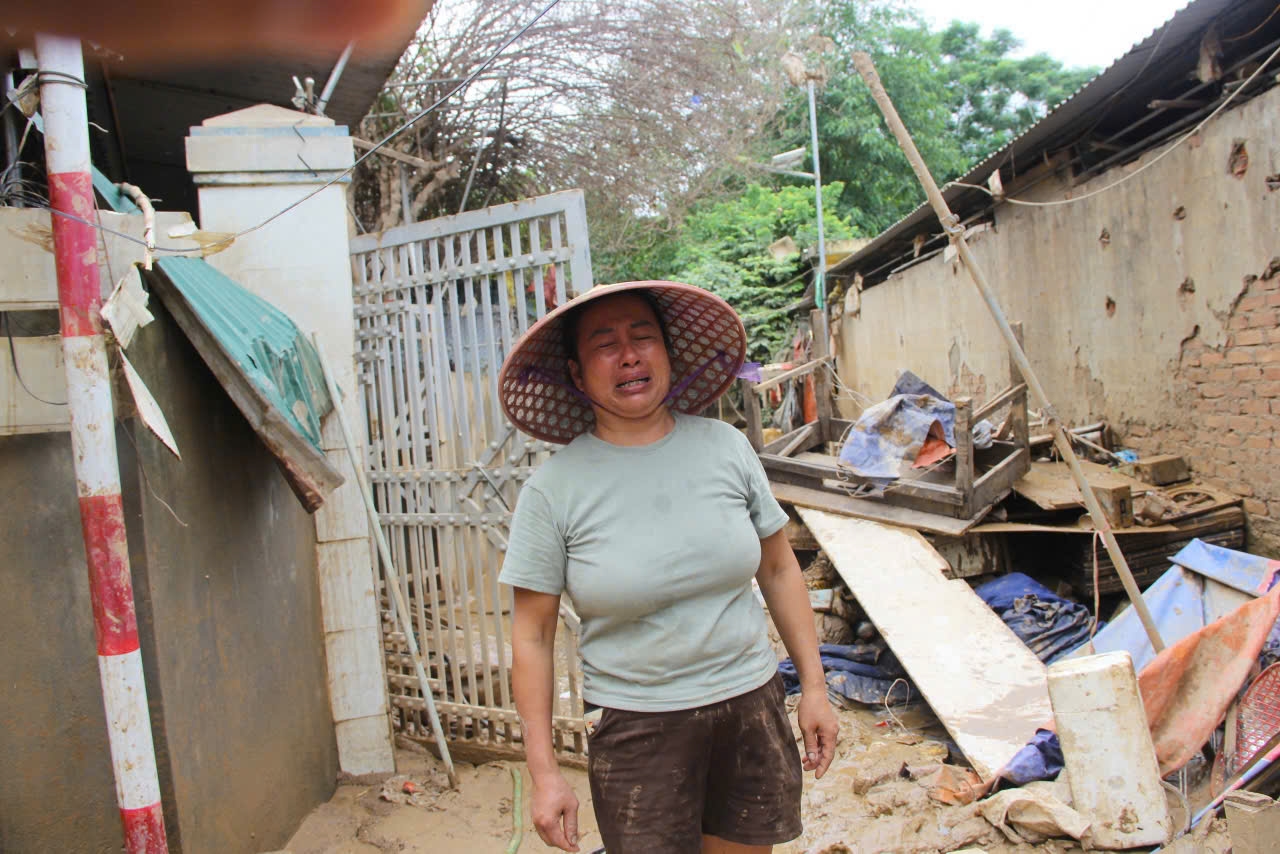 Chị Nguyễn Vòng (khối Hòa Đông, xã Tương Dương, Nghệ An) khó nghẹn: Trắng tay rồi còn đâu. Nhà tôi mất hết, nhiều hộ ở đây cũng trôi hết tài sản - Ảnh: Thanh Hải