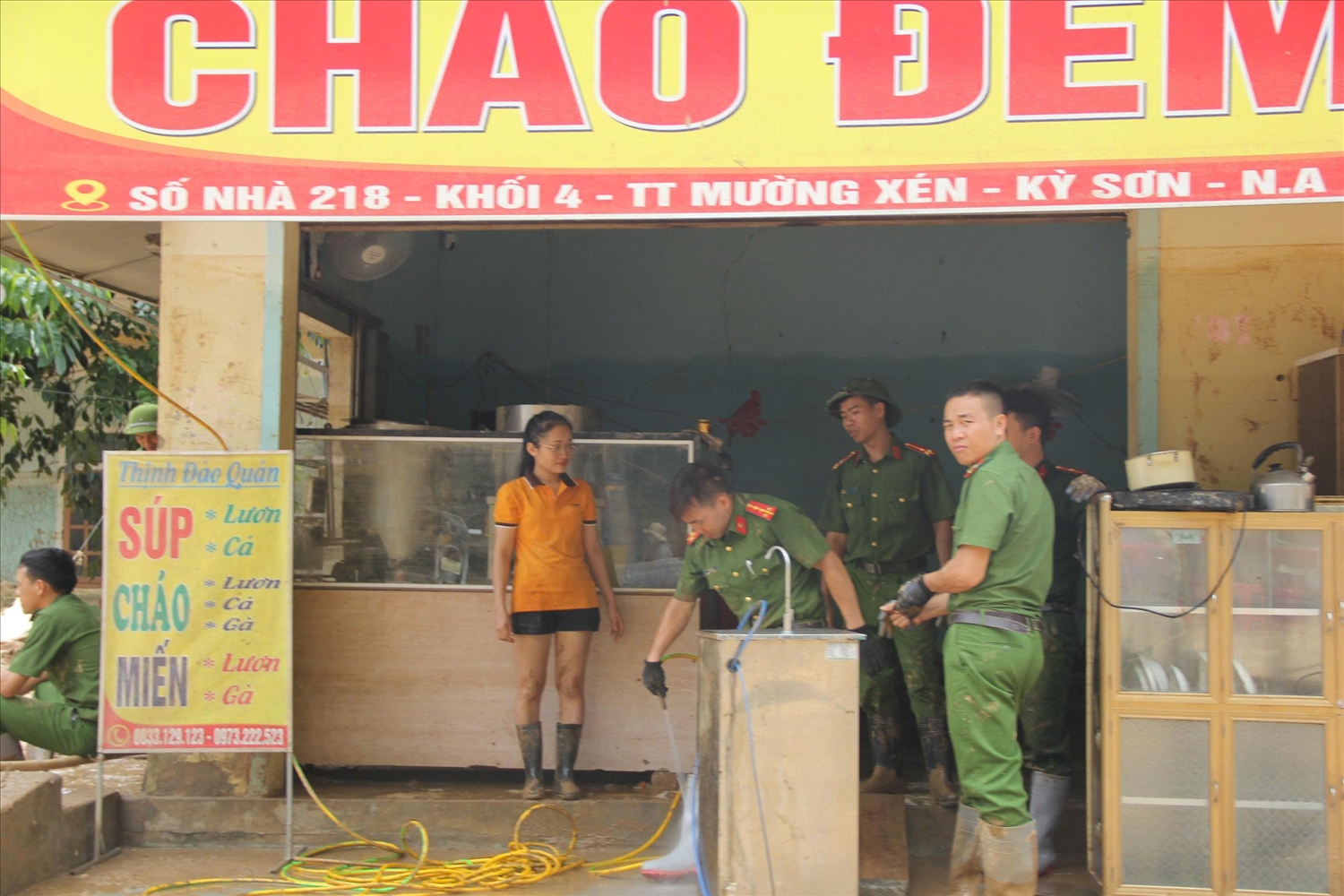 Chiến sĩ công an giúp người dân xã Mường Xén dọn dẹp sau lũ - Ảnh: Thanh Hải