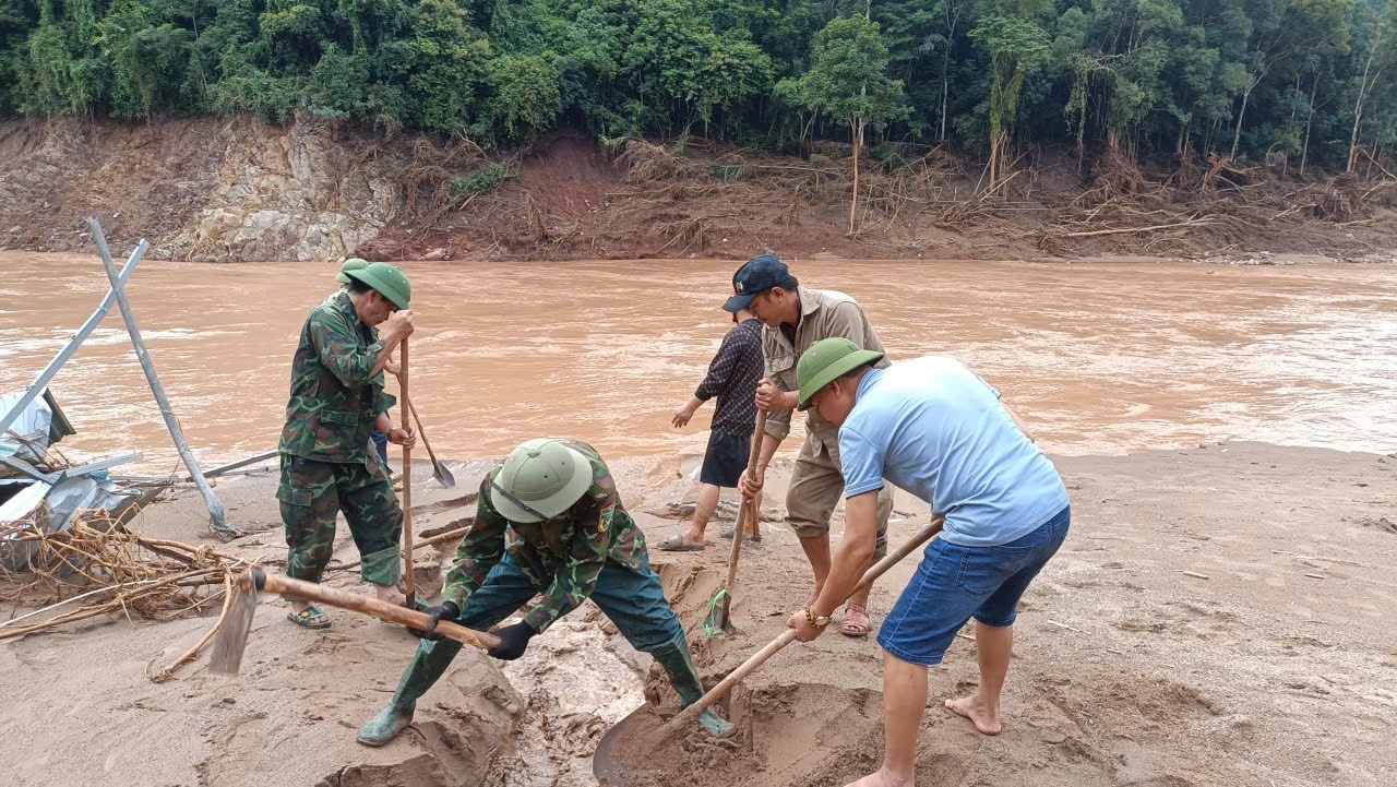 Nhà trường cùng Cán bộ chiến sĩ Đồn biên phòng Mỹ Lý tham gia dọn dẹp bùn đất tại trường Khu vực nhà ăn bán trú ngập sâu trong bùn (Ảnh: Trường PTDT bán trú Mỹ Lý 2 cung cấp)