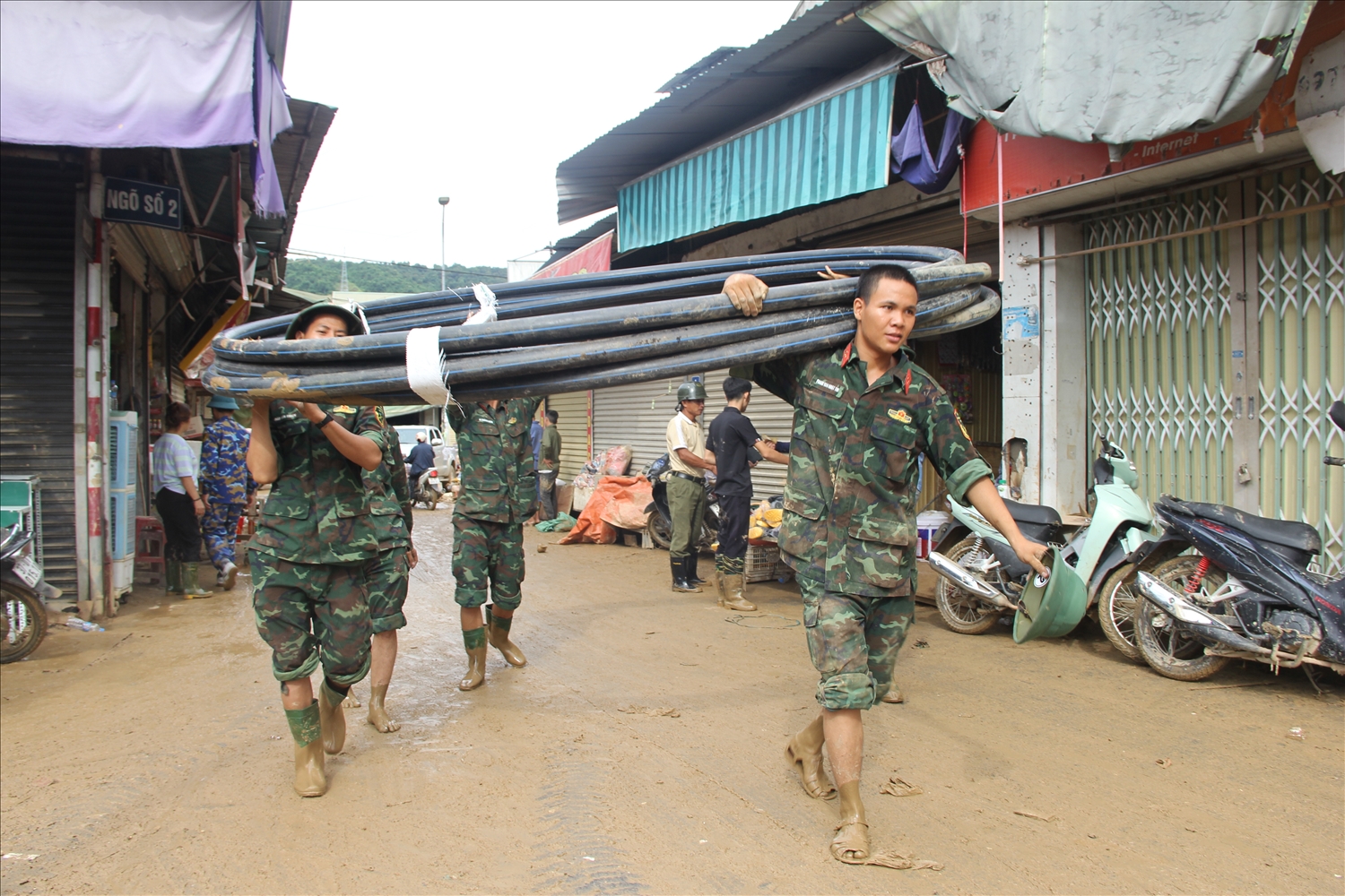 Hỗ trợ người dân Tương Dương lắp đường ống nước sau lũ - Ảnh: Thanh Hải