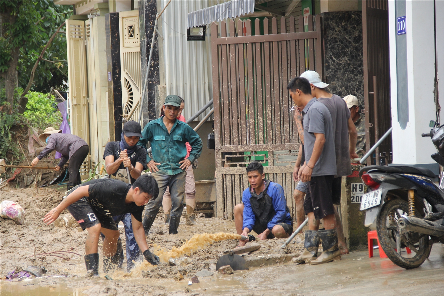 Người dân khắc phục hậu quả mưa lũ - Ảnh: Thanh Hải