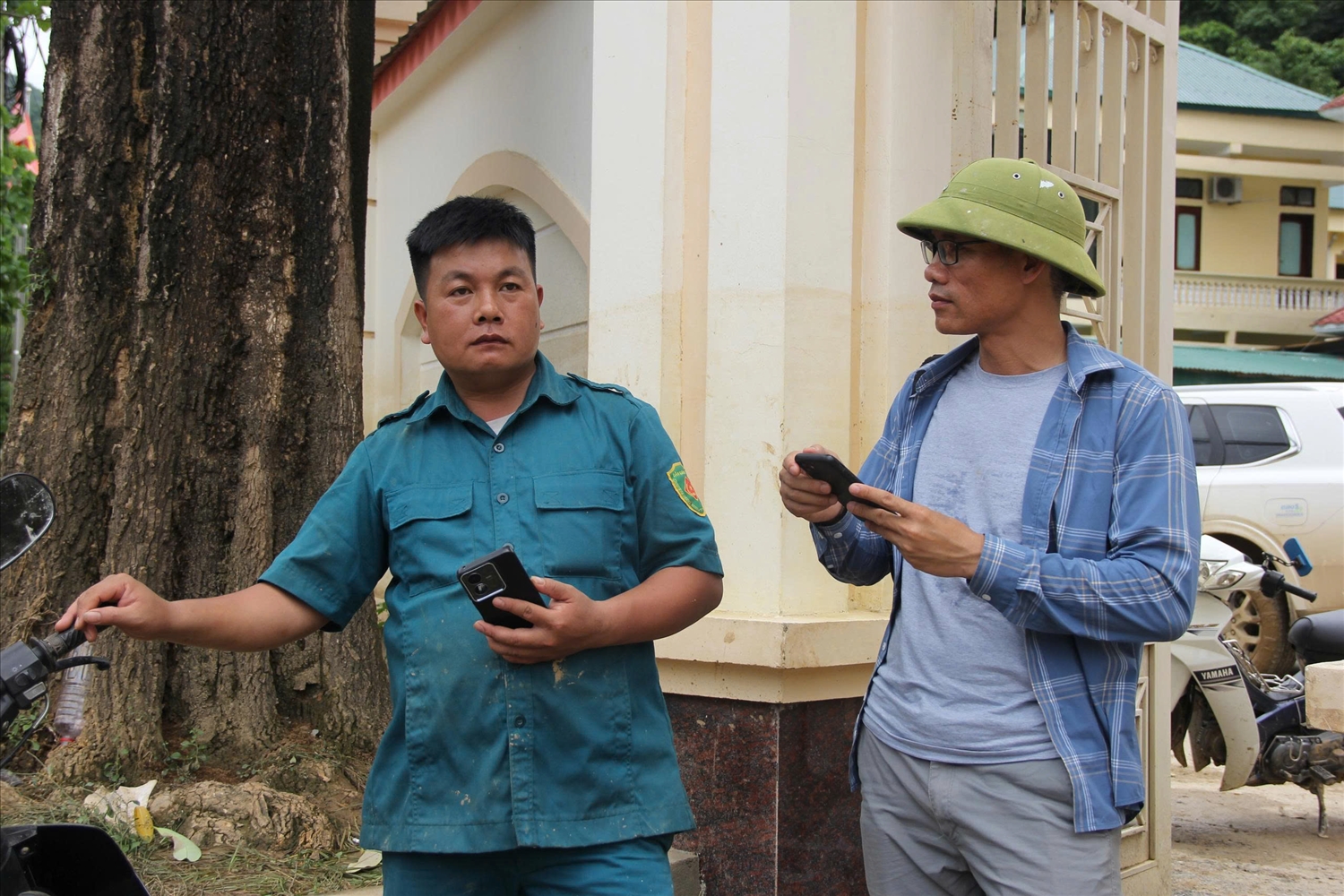 Chỉ huy Trưởng Ban chỉ huy Quân sự xã Na Loi - ông Lương Văn Phênh chia sẻ với phóng viên: Chúng tôi có mặt ở xã Mường Xén 2 ngày, nỗ lực tối đa, hỗ trợ bà con gạt bùn, dọn rác… (Ảnh: Thanh Hải)
