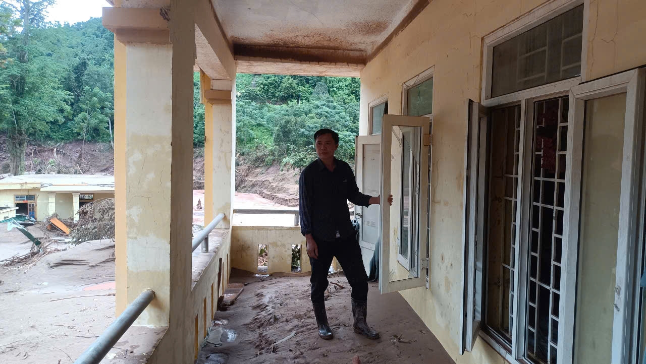 Hiệu trưởng Trường Phổ thông Dân tộc bán trú Tiểu học Mỹ Lý 2 - Trần Sỹ Hà bật khóc khi nhìn ngôi trường chẳng còn lại gì ngoài bùn lũ dày đến hàng mấy mét (Ảnh: Trường PTDT bán trú Mỹ Lý 2 cung cấp)