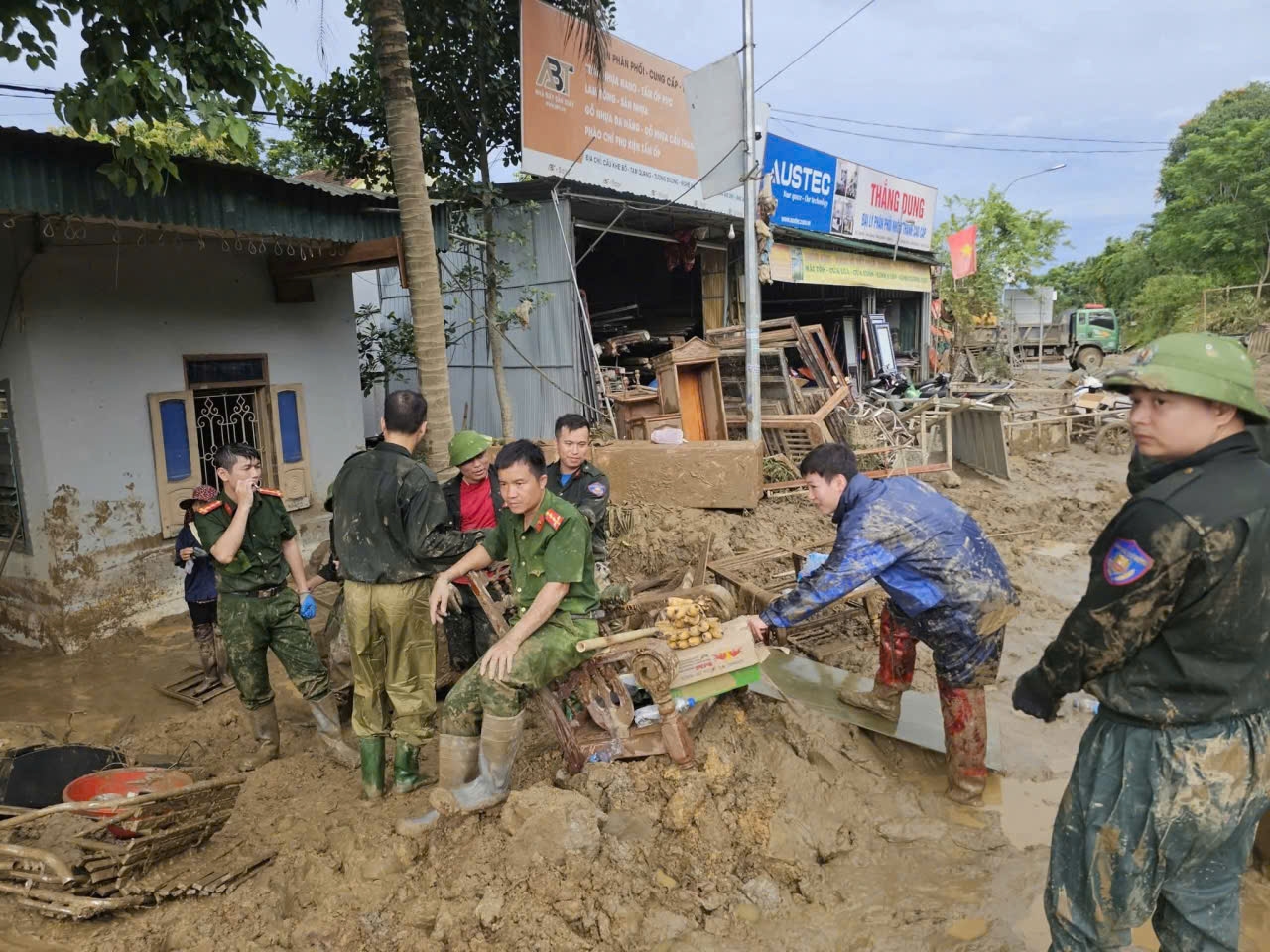 Dọn dẹp bùn đất do lũ lụt ở Bãi xã Tam Quang - Ảnh Thanh Hải