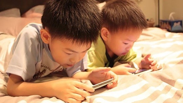 Trẻ ﻿em nước ta có điện thoại sớm hơn 4 năm so với trẻ em trên thế giới.