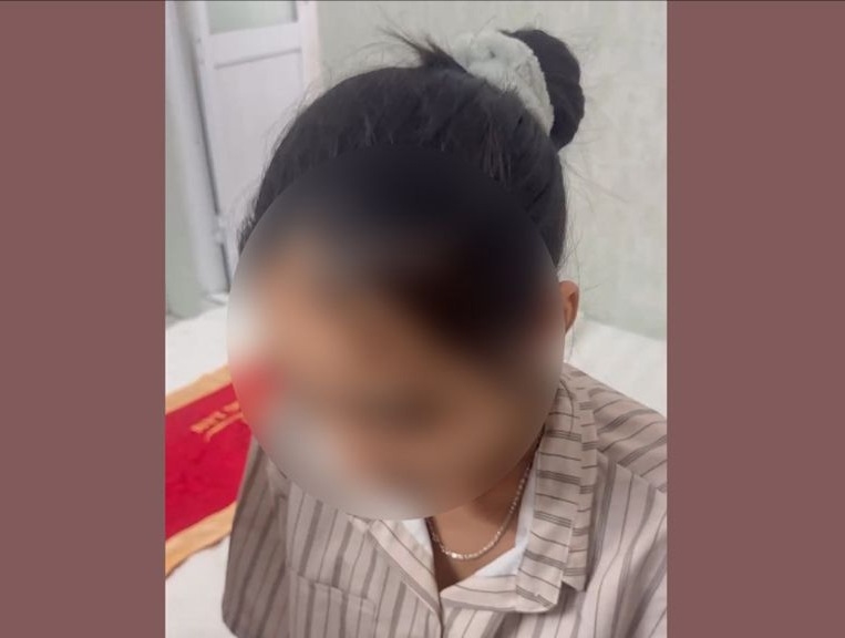 Nữ sinh Q. thời điểm được Công an TP HCM giải cứu khi đang tự nhốt mình vì tưởng đang phối hợp với Cơ quan Công an.