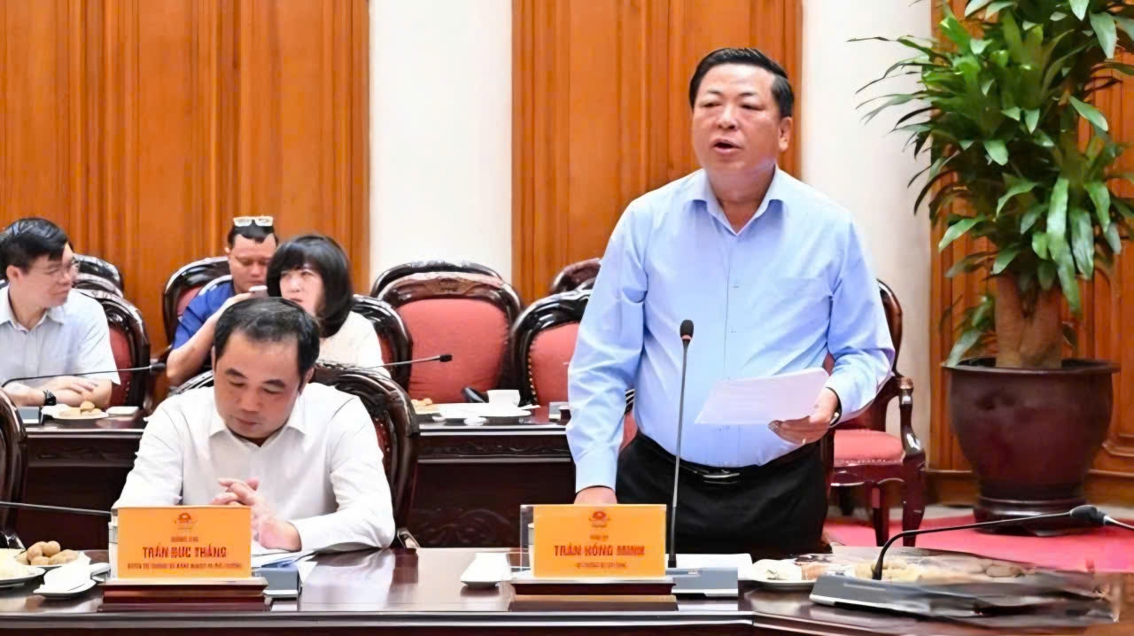 Bộ trưởng Xây dựng Trần Hồng Minh phát biểu ý kiến tại cuộc họp (Ảnh: Trần Hải)