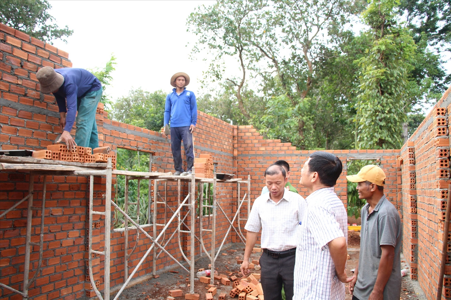 Gia đình ông Y Siên Kroh ở buôn Kla, xã Ea Na được hỗ trợ xây nhà mới, chấm dứt cảnh 3 thế hệ chung sống trong căn nhà chật chội (Ảnh: Lê Hường)