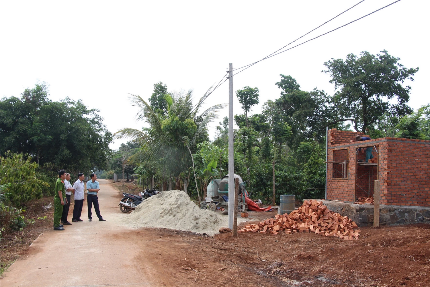 Hàng nghìn căn nhà kiên cố thay thế nhà tạm, nhà dột nát giúp người nghèo vươn lên (Ảnh: Lê Hường)